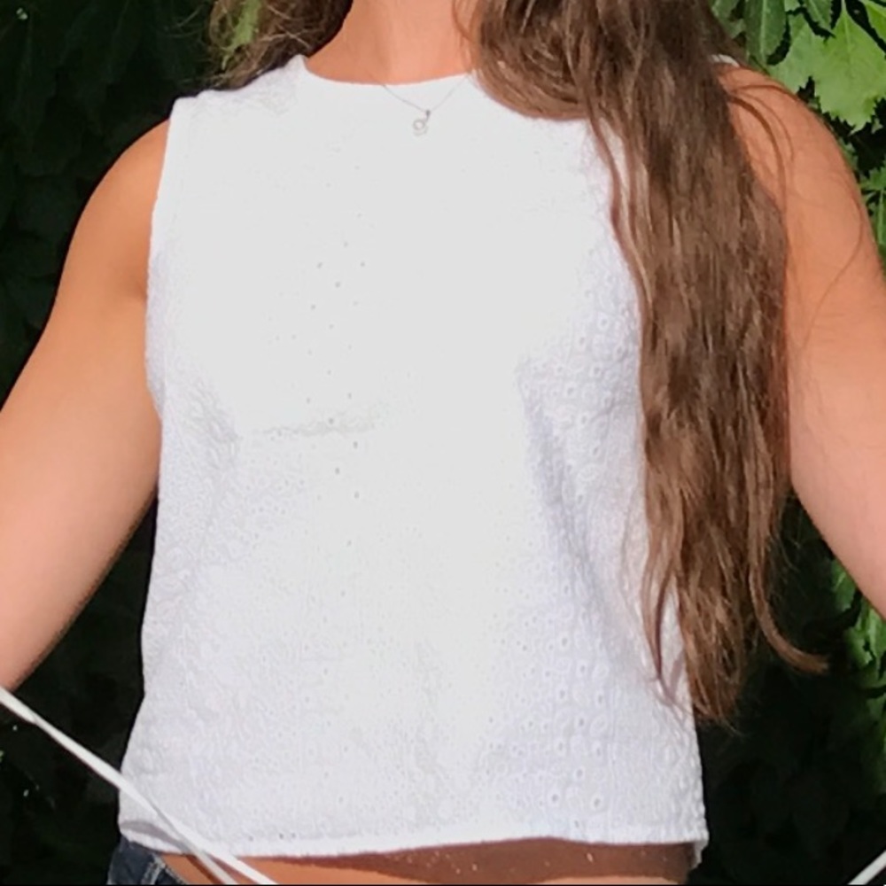 White sleeveless tank top